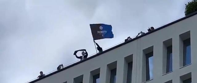 im电竞-张康阳挥舞国际米兰旗帜：感谢父亲，感谢莫拉蒂