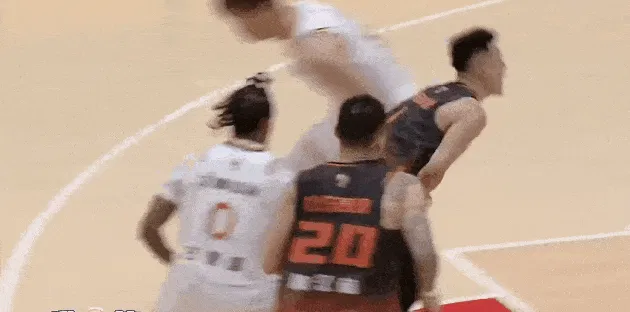 im电竞APP-洛夫顿大帽、古德温快攻一条龙，上海已经48-18领先山东30分